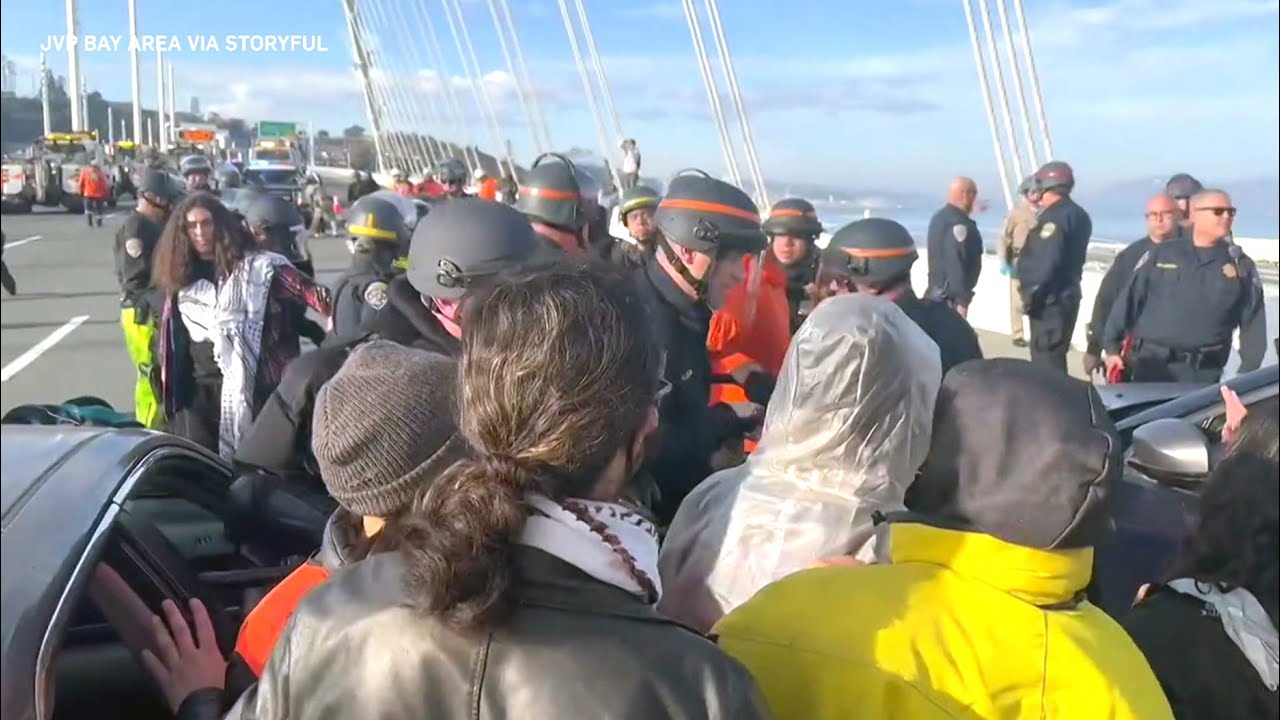 Protesters calling for ceasefire block San Francisco's Bay Bridge - YouTube