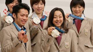 五輪選手団が帰国 浅田真央「ヨナに勝ちたい」