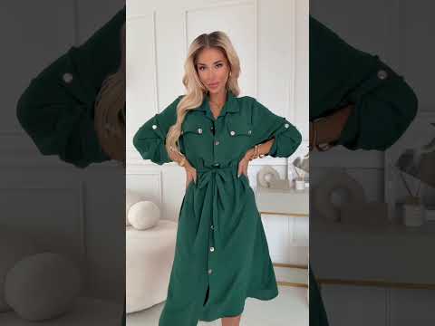 Video: CM8049 Szmizjerka midi ze złotymi guzikami i wiązaniem - zielona