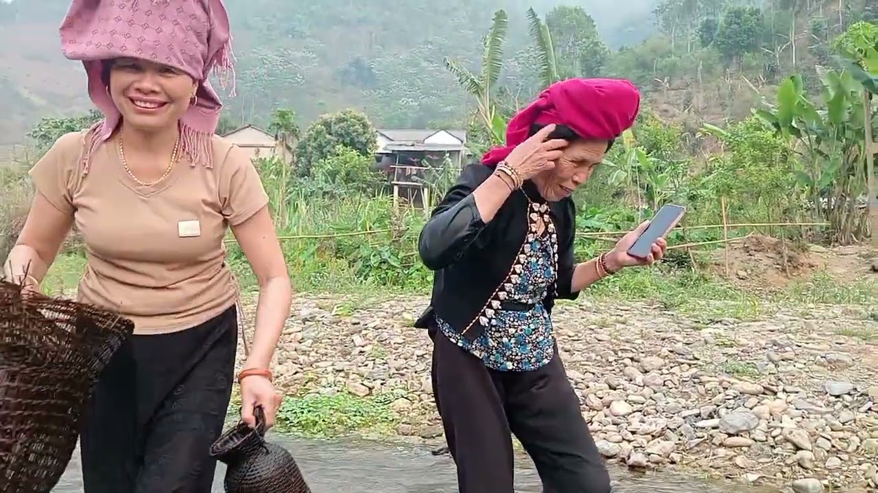 Bà Chung với chị Hươi đi bắt cá suối, mọi người xem video vui vẻ nhé!