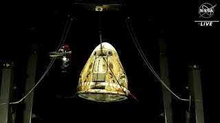 Crew Dragon с космонавтами на борту вернулся на Землю (видео)