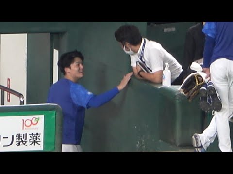 東京ドーム3連戦に帯同している石川昂弥。記者と笑顔で言葉を交わす（2023年7月28日）