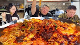 Monkey brother prepared the ingredients to make super-hot Gansu malatang  and with hand-rolled powd