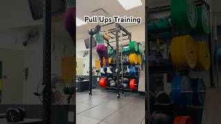 Bodybuilder Mommy doing pull ups! #pullupprogress #pullupseveryday #pullups #fitnessgirls