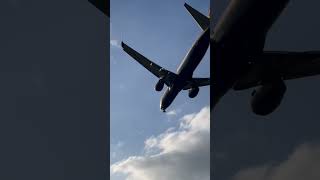 Boeing 737-8as Ryanair landing over highway #airplane #boeing