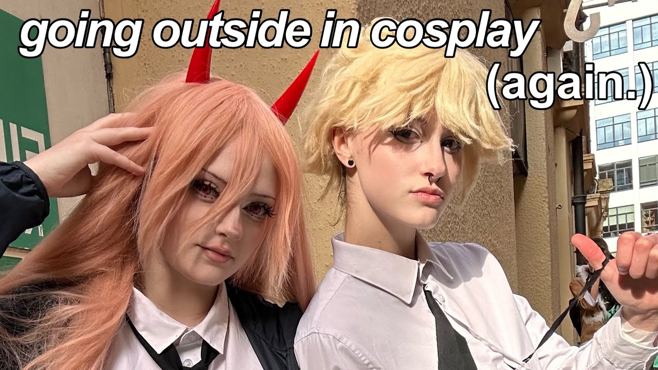 cosplaying in PUBLIC! | ⭐️ CONVENTION VLOG