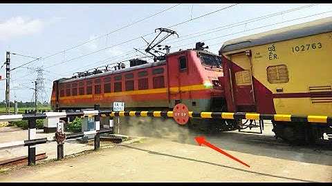Dust Storm Attack : Aggressive Balurghat Express Train Furiously Skipped at Railgate