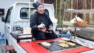 軽トラの荷台でお好み焼くを焼くおばちゃん