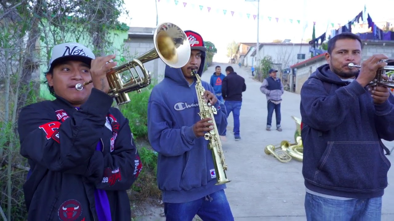 Que chulada de jarabe tocan estos musicos de la region de la montaña de guerrero