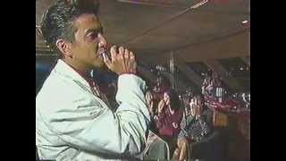 double crossed legs_05