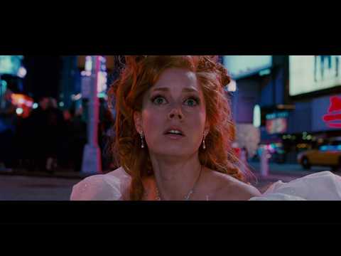 Amy Adams Lands in New York City, Far from Andalasia and James Marsden, in Enchanted (2007)
