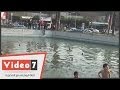 بالفيديو أطفال يقفزون فى نافورة مصطفى محمود من أجل جنيه واحد