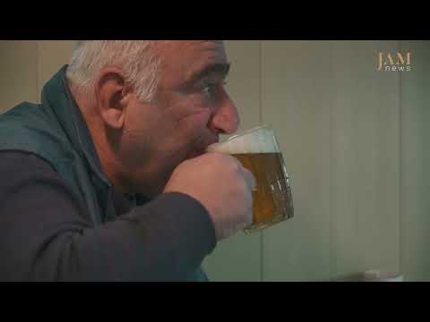 видео: "Сосиски и пиво, как все любили раньше" - уже 53 года этот ресторанчик в Тбилиси сохраняет стиль