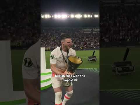 Declan Rice lifts the trophy!
