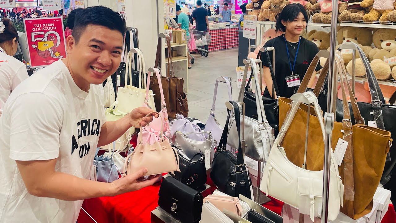 Bà Con Đông Nghẹt SIÊU THỊ HÀNG XỊN Giảm 50% Túi Xách, Giày Dép, Đồng Hồ