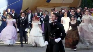 Bologna, il video del «Gran ballo dell'Unità d'Italia» in piazza Carducci con cento danzatori i...