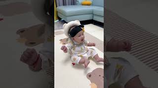 DERTHOR.COM  -  Babies learn to sit at 4 months old and start to learn to sit independently