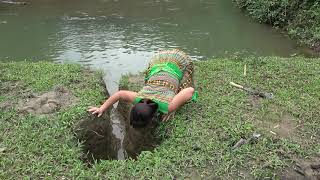 Primitive Girl Find Fish Meet Big Catfish In Deep Mud Hole - Catch Fish For Survival