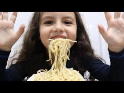 تحدي الاكل بدون يدين ضد يد واحدة ضد يدين       