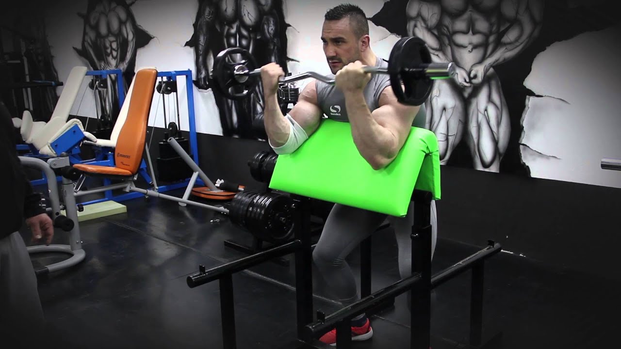 [www.ufa.si] - vaja za roke - Biceps pregib s palico na Scottovi klopi ...