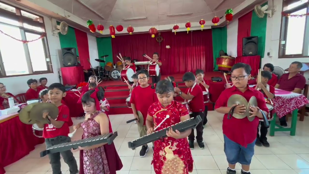 Penampilan perayaan imlek extra dramband