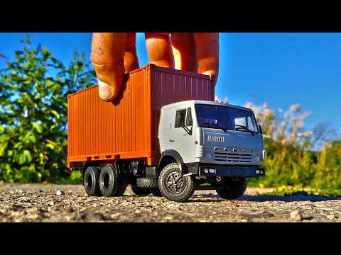 Модель грузовика КАМАЗ контейнеровоз 53212 с поворотными колесами масштаб 1/43. Про машинки.