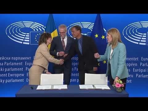 Pamje nga momenti i nënshkrimit të vendimit për liberalizimin e vizave për Kosovën