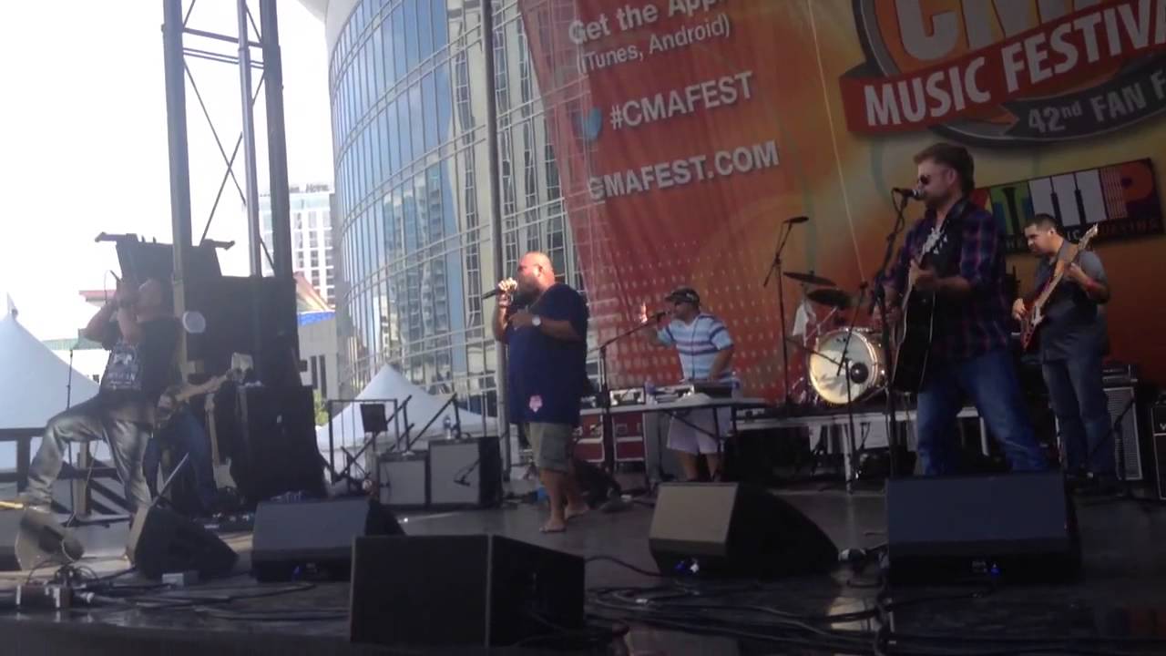 Big Smo working live at 2013 cma - YouTube