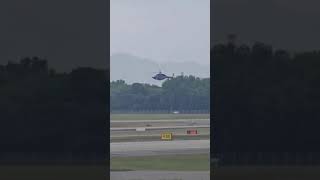 Helicóptero pousando no angar galeão