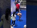 原來全紅嬋比賽前在後台是這樣做熱身運動的呀！五冠王教練陳若琳一直伴