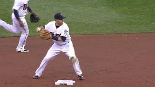 CWS@MIN: Santana starts the 6-4-3 double play screenshot 3