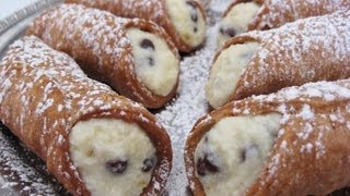 TURKEY AND CANNOLIS!
The full video from our Thanksgiving day in vegas! We had such a blast, had a great traditional turkey dinner (Besides the cannolis!) and spent the day with eachother, which is what really matters! Hope you enjoy! TURKEY AND CANNOLIS!