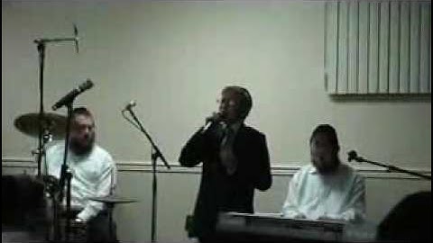 Simcha Levinstein Singing Chazzanus in New York Eilu Devarim.wmv