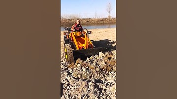 WA:+86 19043819051  Four-wheel drive small shovel, shoveling manure, cleaning the circle,