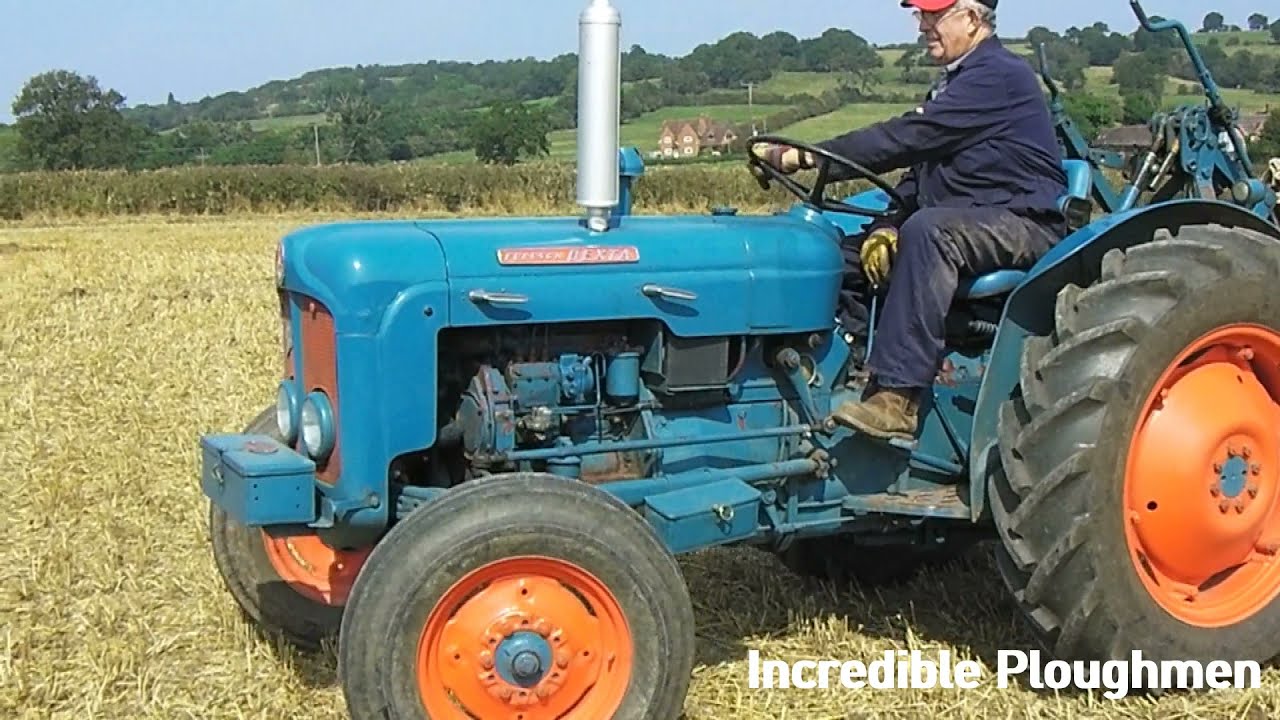 [M44] Fordson Super Dexta トラクター 1961 Fordson Dexta 2.4 Litre 3-Cyl Diesel Tractor (32 HP) with