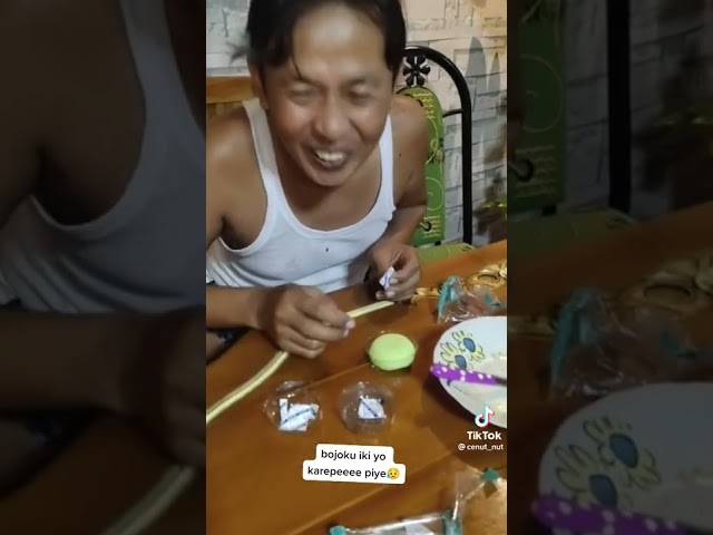 MAKAN BOLU ADA PENGAWETNYA DI KIRA BOJONYA GULA 😂 class=