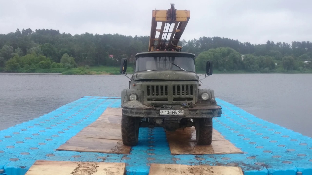 Заезд ЗИЛ-131 с буровой установкой на пластиковые понтоны в два ряда ...