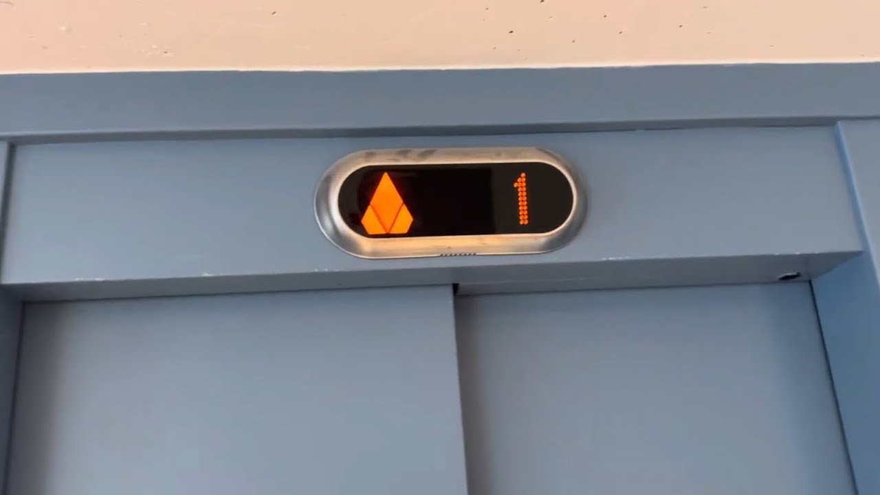 2005 KONE EcoDisc traction elevator @ Idrettens hus, Narvik, Norway