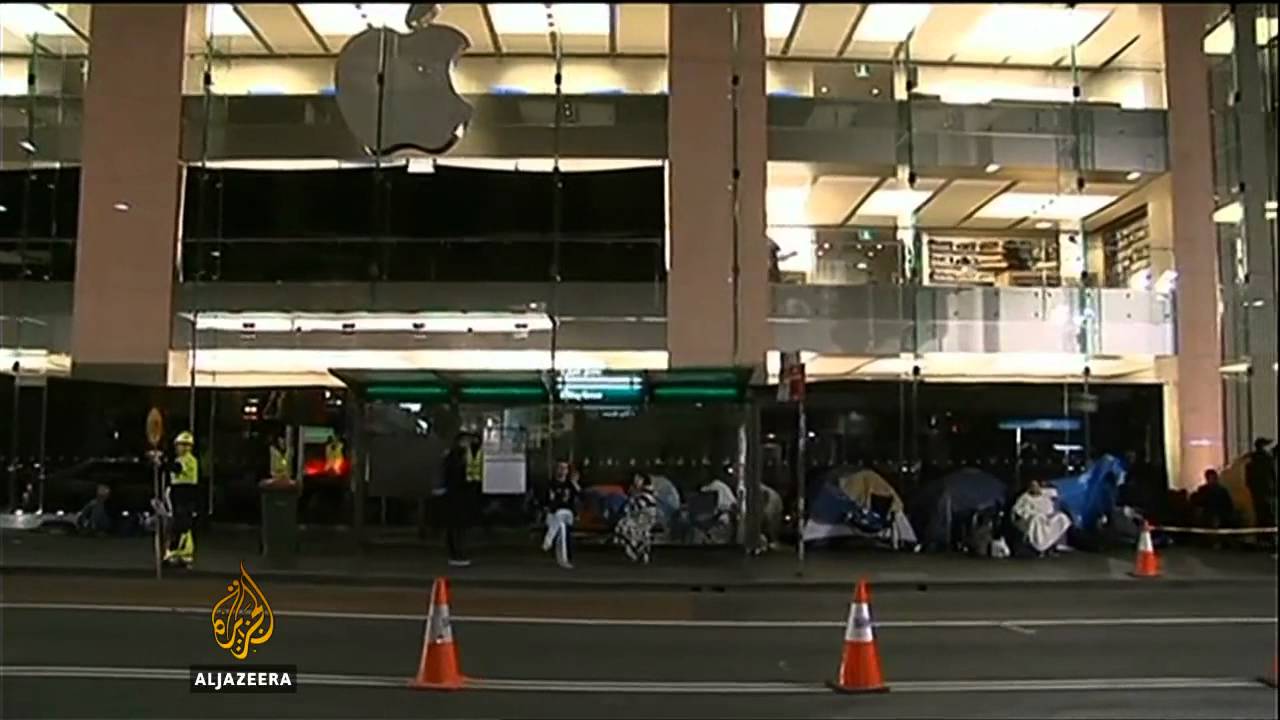 نشوةٌ عارمةٌ بسبب هاتف آيفون 5 - قناة الجزيرة البلقان