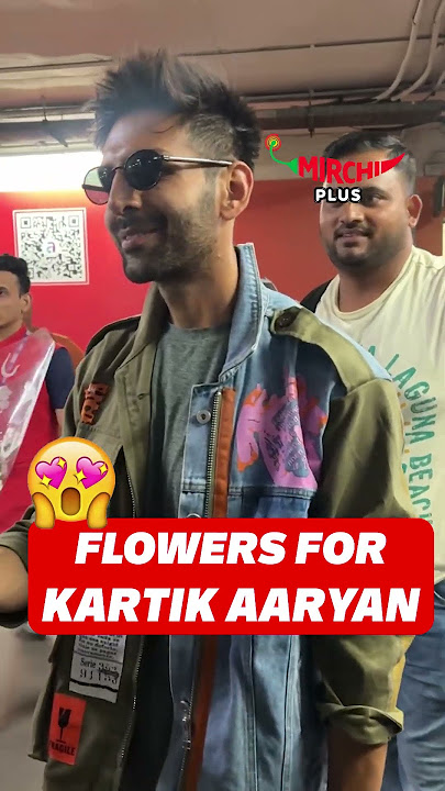 Kartik Aaryan gets a floral Surprise from Fans! 💐❤️ #kartikaaryan #fans #viralvideo