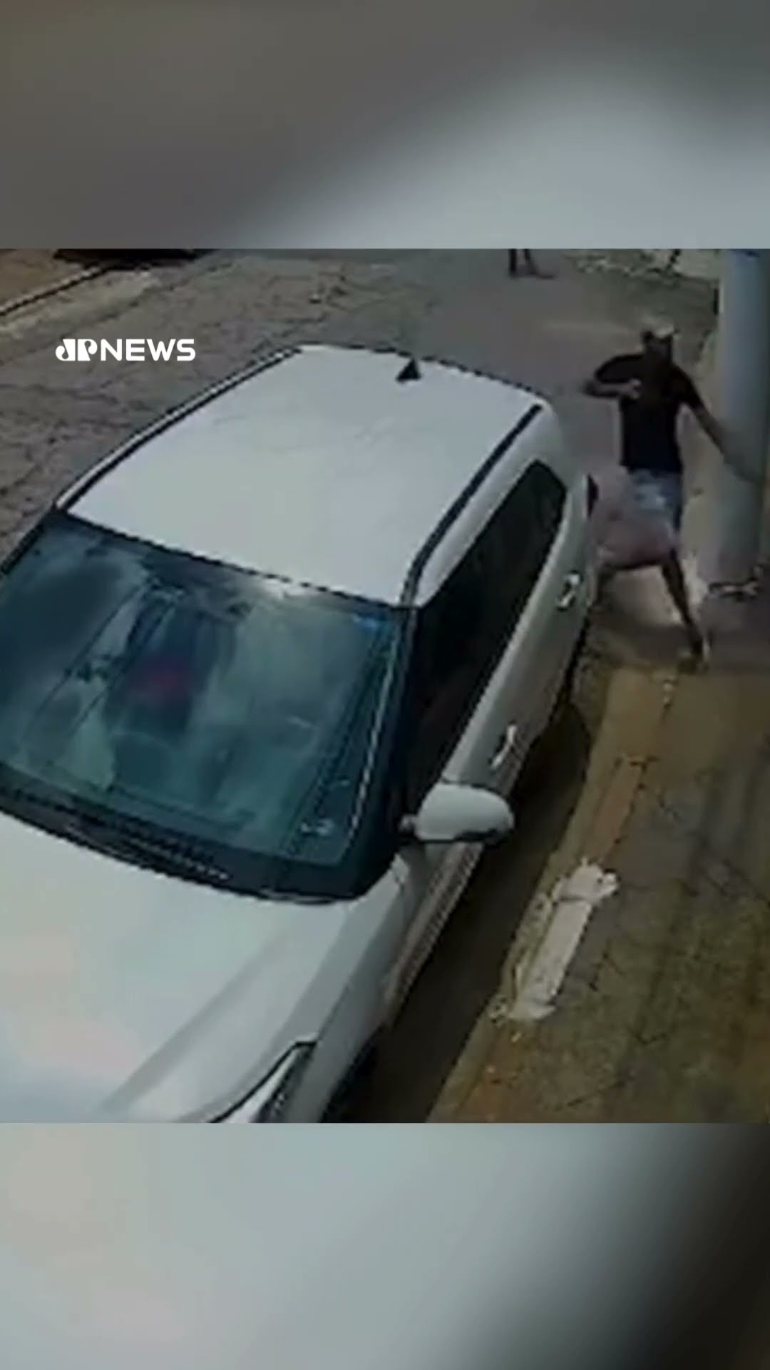 Câmera de segurança grava roubo de carro na Zona Leste de SP