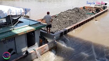 Cận Cảnh Xà Lan, Tàu Chở Hàng Xịt Khói Đen Qua Cống 7 Cửa Ở Trà Vinh, Lighter, LADY922