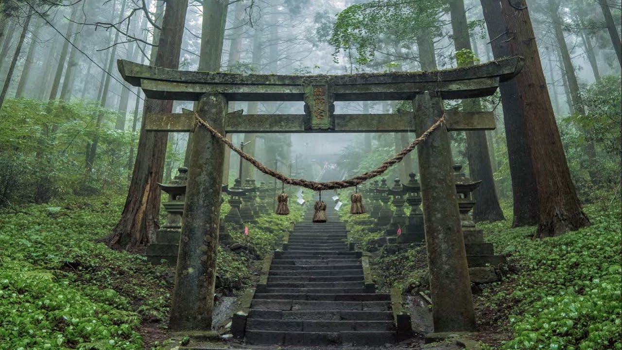 日本で最も美しい村にある神秘的な異世界 / まるでジブリのような苔むした緑色の世界/ 上色見熊野座神社 japanese shrine