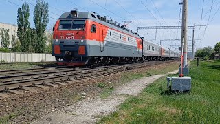 ЭП1М-711 с пассажирским поездом Кисловодск-Москва следует на перегоне Мин-Воды-Суворовская и прив.