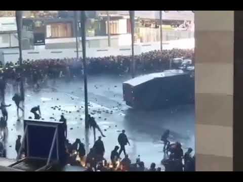 Ajax HOOLIGANS bekogelen de politie met stenen!! (Ajax Juventus)