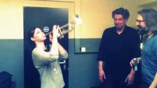 Valentine spielt Trompete - Backstage bei Bosse