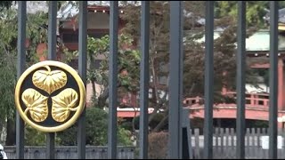 徳川の葵の家紋が設置された寛永寺の正門一帯の風景