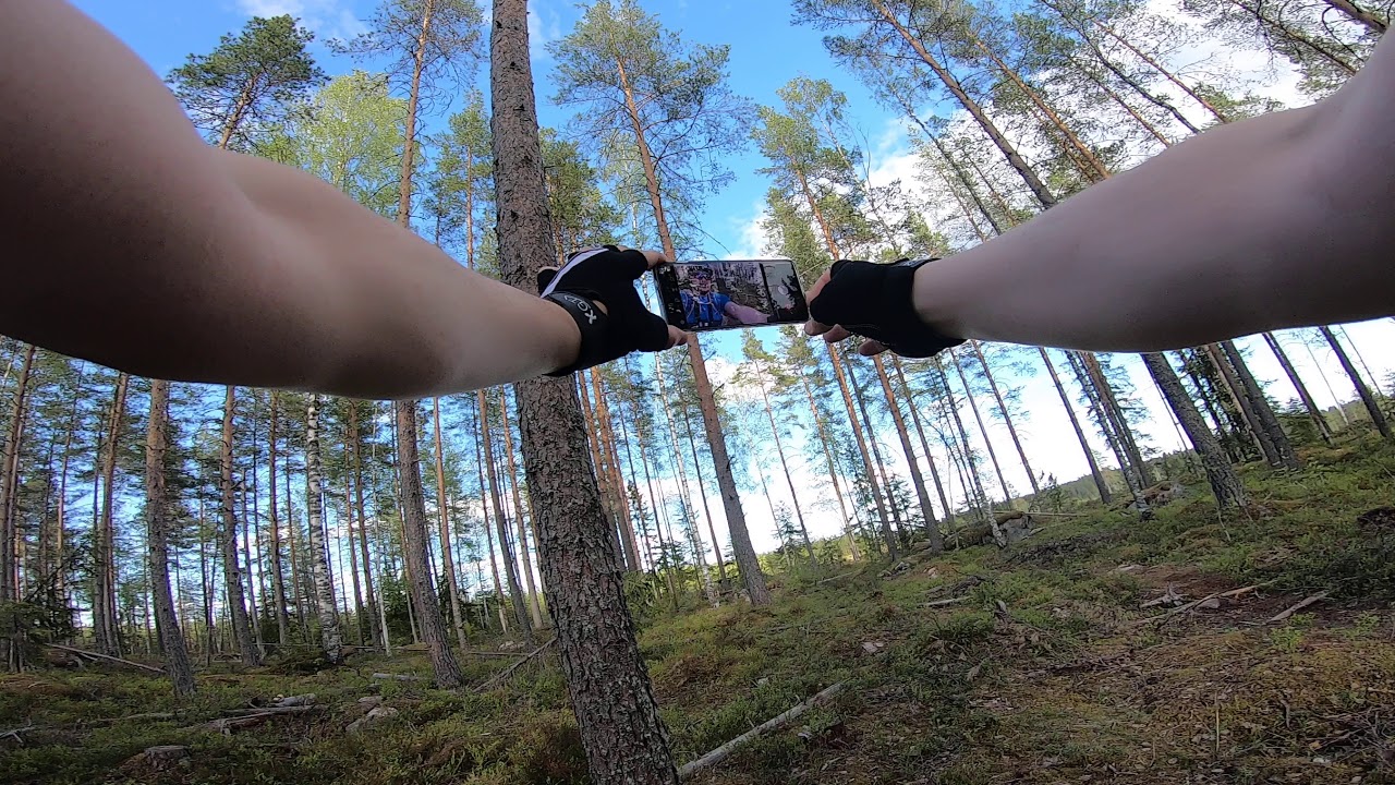 Sähköpyöräilyä Tervamäen ja Kinkomaan välisessä metsikössä 28.5.2020.