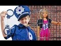 Яна играет в полицейского и нарушителей COP Pretend Play Police with Doll Diana