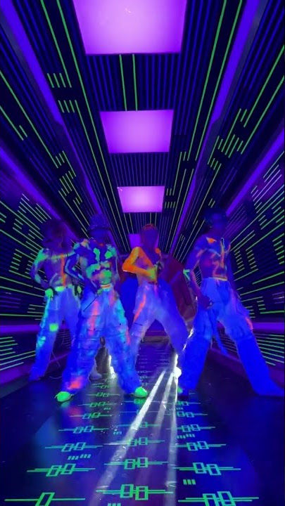 NCT 127 JOHNNY, TAEYONG, YUTA & JUNGWOO - skrr! '질주 (2 Baddies)' 😎